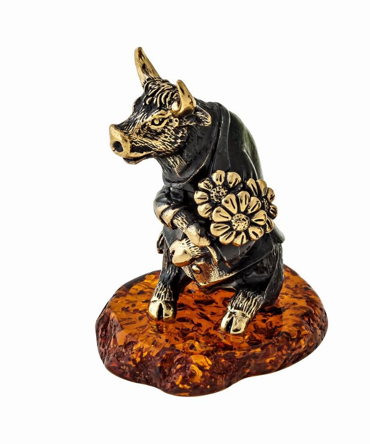 Год быка камень. Фигурка быка из янтаря. Фигурки животных с янтарем. Фигурка бык на янтаре. Статуэтка бык бронзовый миниатюрный.